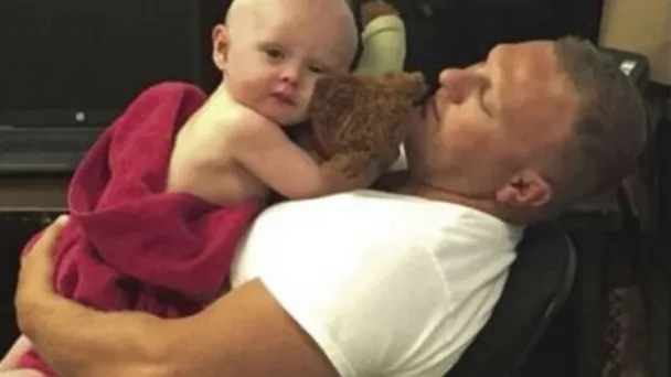 Wat een helden deze agenten: ze redden baby van dronken moeder! Kijk eens wat ze doen!