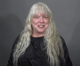 Wat een plaatje: Paula gaat van lang grijs haar naar een korte blonde coupe