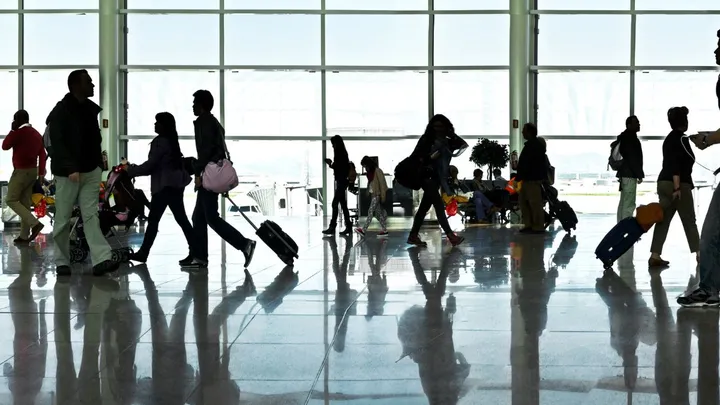 Stewardess onthult: zo vermijd je lange rijen op het vliegveld