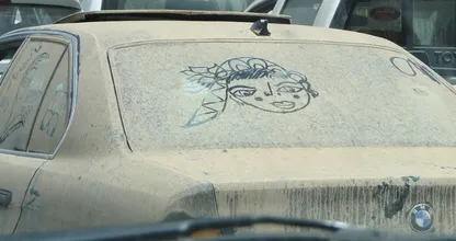 Heb jij ook een gele laag op je auto? Dit is waar het door komt