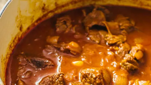 SO kochst du klassisches ungarisches Goulasch! Das solltest du wirklich mal probieren, so lecker und einfach!