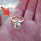 Mulher encontra anel de diamante na praia - quando joalheiro vê, ele fica pálido