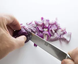 Wow! Ten lifehack z TikToka znacznie ułatwia krojenie cebuli