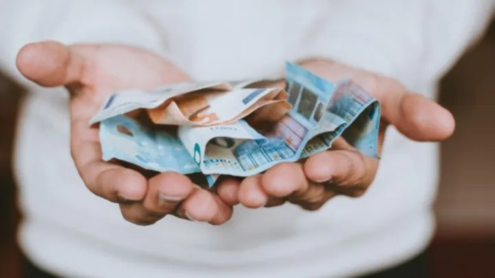 Wat kun je doen als je vrienden veel geld hebben, maar jij krap bij kas zit?