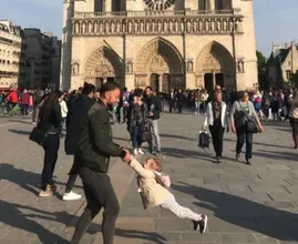 Zoekactie: wie zijn deze spelende 'vader en dochter' voor de Notre-Dame?