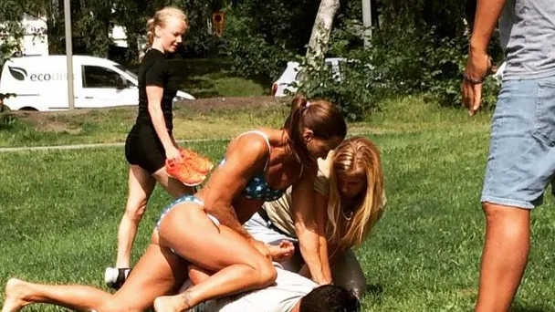 Schwedische Polizistin nimmt Verbrecher im Bikini fest