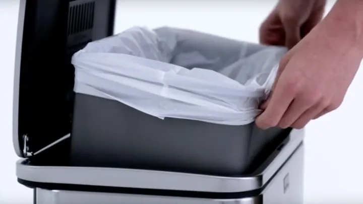 With THIS trick changing the trash bag will be a piece of cake!