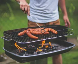 Zo krijg je die rooklucht uit je kleding na het barbecueën