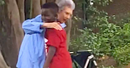 Amerikaanse Maurice Adams Jr. (8) helpt oude dame en wordt plotsklaps beroemd