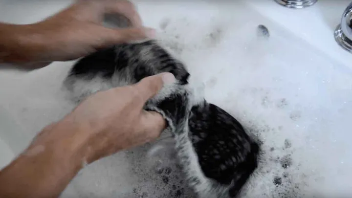 Wenn hartnäckiger Schweißgeruch einfach nicht aus deiner Kleidung geht