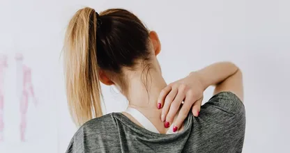 You can easily improve your health by improving your posture. It only takes 3 steps!