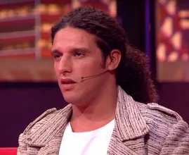 Ali B stuit op veel kritiek op foto waarop hij doucht met zoontje