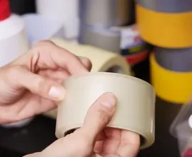 Trick: immer direkt das Ende vom Klebeband finden und es reißt nie wieder ein!