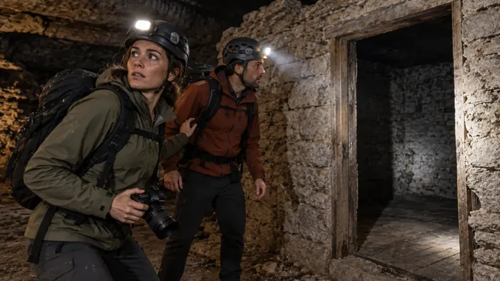 Höhlenforscher entdecken tief im Inneren einer Höhle ein Haus – dann hören sie etwas darin