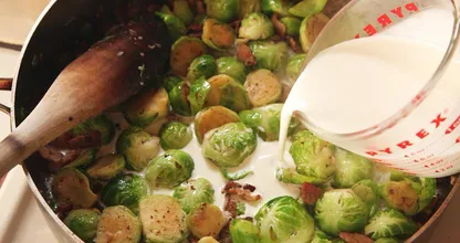 Das ist der Grund warum du Rosenkohl immer in Milch kochen solltest