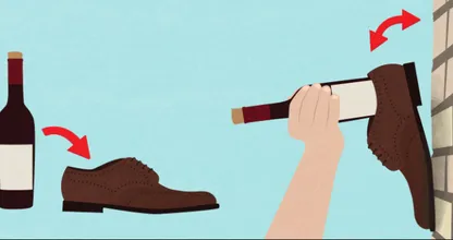 Keinen Korkenzieher zur Hand? SO öffnest du deine Weinflasche mit nur einem Handgriff!