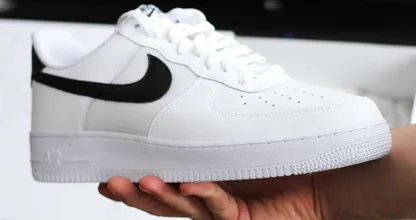 Met deze TikTok-hack krijg jij je witte sneakers weer als nieuw