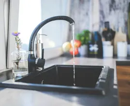 Dit is wat mensen met een schone keuken altijd doen na het afwassen