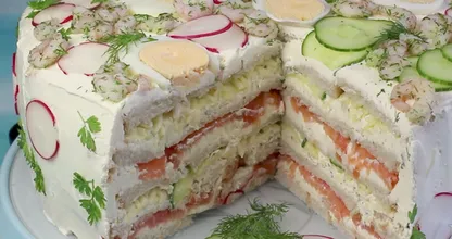 Lecker! Diese enorm große, herzhafte und cremig saftige Sandwich-Torte wird deiner ganzen Familie gefallen!