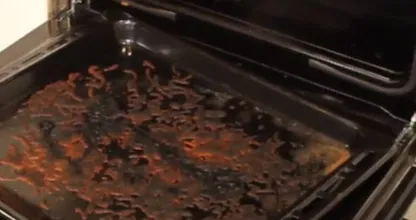 Θα καθαρίζετε ένα Βρώμικο Ταψιού Πολύ πιο  Εύκολα Αν Χρησιμοποιήσετε Αυτό Το Πολύ Απλό Υλικό!