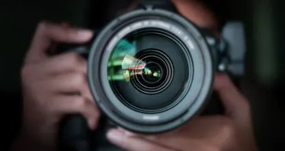 Man verwijdert trouwfoto's van goede vriend
