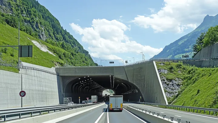 Motociclista travolge 47 veicoli in un tunnel svizzero e ne paga le conseguenze a vita