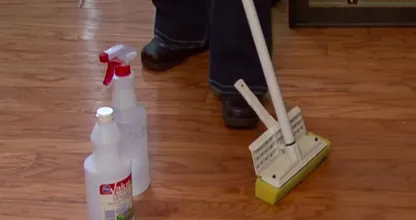 Zo gebruik je witte azijn om je vloeren schoon te maken