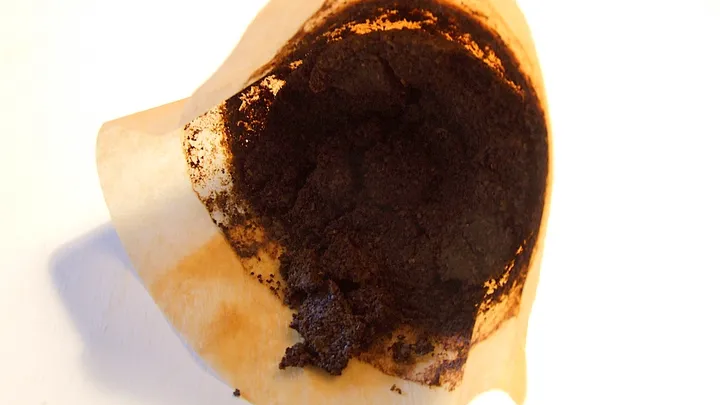 Schmeißt du Kaffeesatz immer in den Mülleimer? Dabei kannst du so viel damit anstellen!