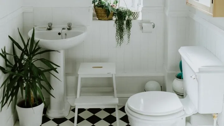 Deze 4 plekken in de badkamer vergeet je schoon te maken