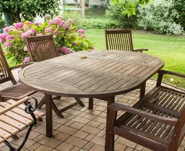 Met dit stappenplan zien je houten tuinmeubelen er weer uit als nieuw