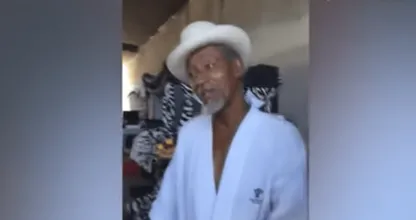 VIDEO: dakloze man wereldberoemd door video van zijn "huis" onder de snelweg: 'Dit is mijn jacuzzi'
