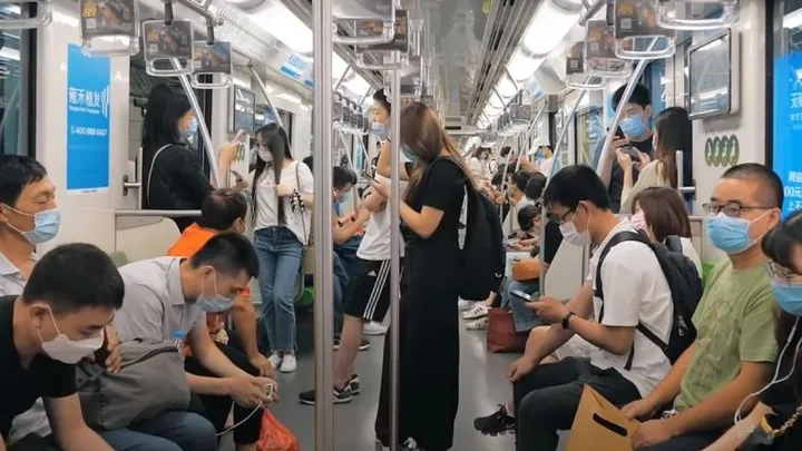 Un inconnu donne une leçon à un adolescent après qu’il ait refusé de bouger ses jambes sur le côté dans le métro