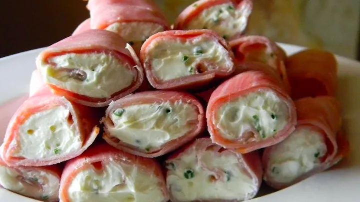 Diese Schinken-Frischkäse Rollen sind perfekt als Snack oder Party Häppchen!