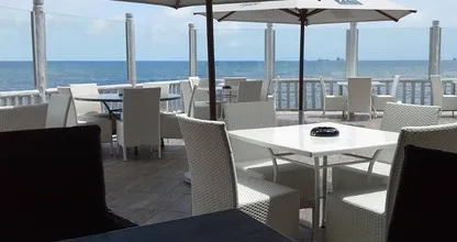 Tijd voor een cocktail aan zee: dit zijn de beste Nederlandse strandtenten