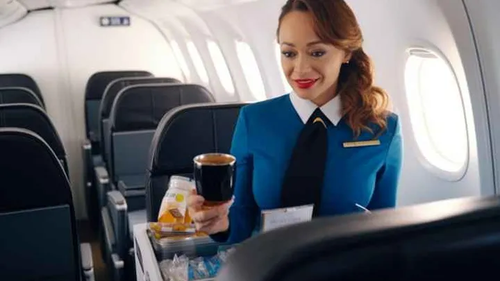 Una Azafata Ve a Su Marido en el Avión - Pero Se Da Cuenta de un Detalle Sorprendente