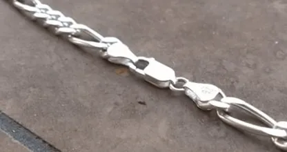 Dit is dé makkelijkste manier om je zilveren sieraden weer schoon te krijgen!