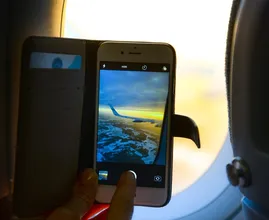 Dit gebeurt er dus wanneer je je telefoon tijdens het vliegen niet op vliegtuigmodus zet