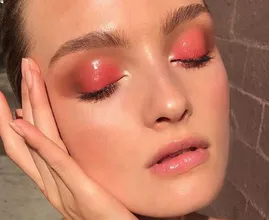 Ophef over nieuwe 'migrainepose' op Instagram: 'Mijn ziekte is geen beautytrend'