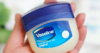 Aus diesem Grund schmieren sich jetzt viele das Gesicht mit Vaseline voll, bevor sie schlafen gehen!