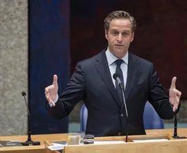 Persconferentie vervroegd: kabinet denkt over nieuwe coronamaatregelen