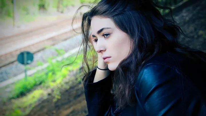 Moeder verbiedt dochter om bij de trouwerij van haar vader te zijn, maar dan gebeurt DIT