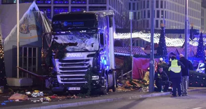 Lastwagen rast in Weihnachtsmarkt in Berlin