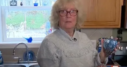 Moeder zakte van shock door haar knieën toen ze dit ornament in kringloopwinkel kocht