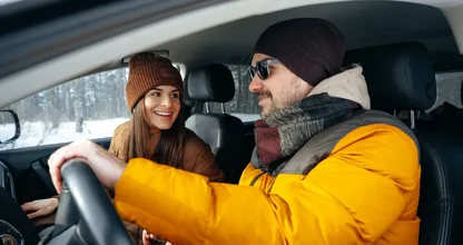 Huh? Je kunt nu een boete krijgen voor het dragen van een winterjas in de auto