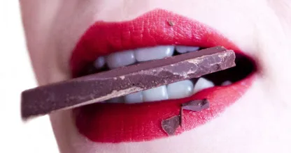 Keelpijn? Vergeet die hoestdrank en eet een stuk chocolade!
