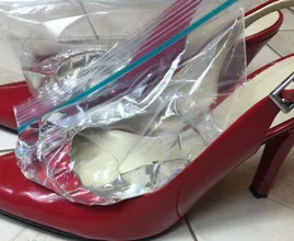 ¡Ella pone bolsas llenas de agua en sus zapatos y la razón es genial! ¡Tienes que intentarlo!
