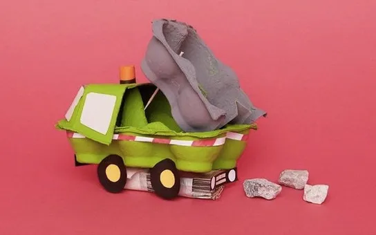 Estás botando los cartones y las cáscaras de huevo vacíos