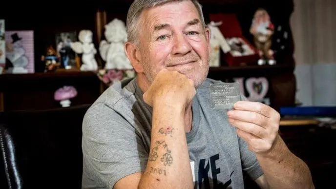 Prachtig verhaal! Ken jij mensen met deze tattoo? Deel dit bericht, help Johny zijn verloren vrienden terugvinden!
