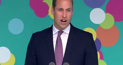 Prins William verrast fans die prinses Diana herdenken bij Kensington Palace