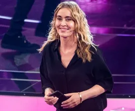 He said yes! Anouk neemt touwtjes in handen en vraagt vriend ten huwelijk